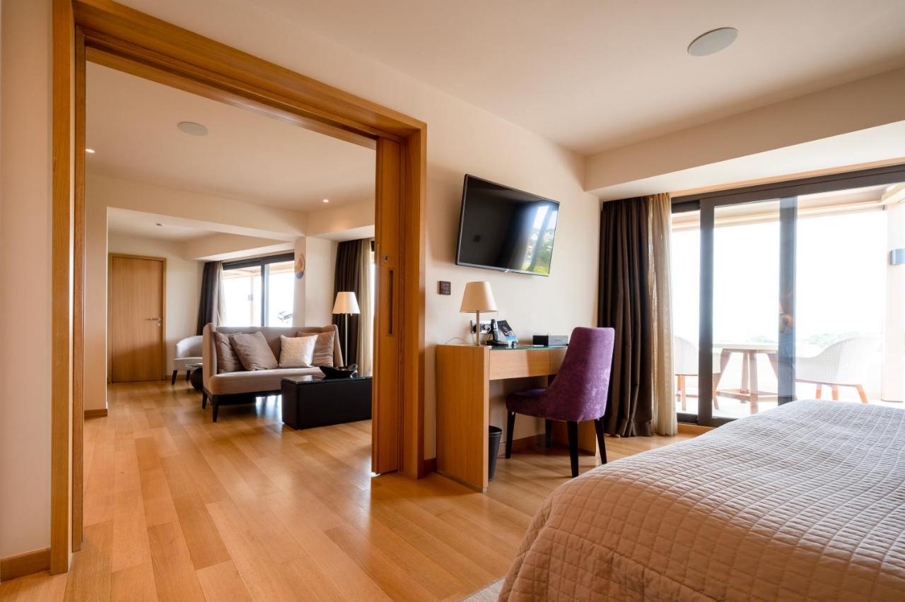 ซัมแวร์ วูเลียกเมนิ Hotel เอเธนส์ ภายนอก รูปภาพ